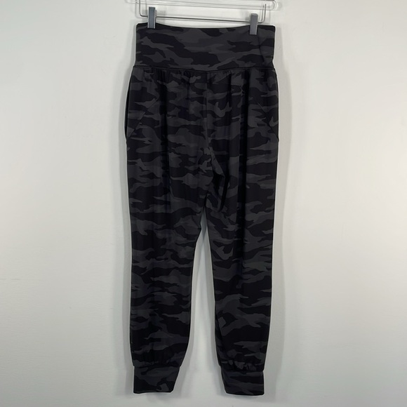 Athleta Black and Gray Salutation Camo Print Joggers Sz M - Picture 8 of 11